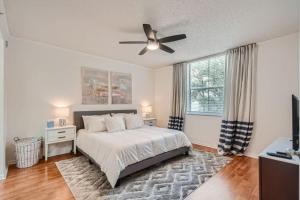 Courtyard Oasis - DriftDowntown Comfort with Pool Access