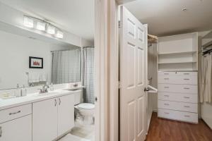 Courtyard Oasis - DriftDowntown Comfort with Pool Access