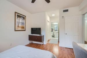 Courtyard Oasis - DriftDowntown Comfort with Pool Access