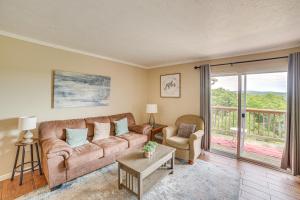 5 Mi to Silver Dollar City Condo with Pool Access