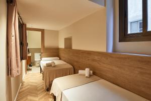 Twin Room with Bathroom room in Hostal Parisien