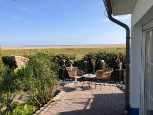Sonniges Strandhaus mit Wasserblick am Haff mit 2 Schlafzimmern für 4 Pers
