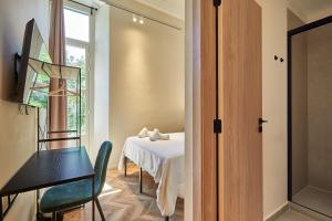 Double Room with Private Bathroom room in Hostal Parisien