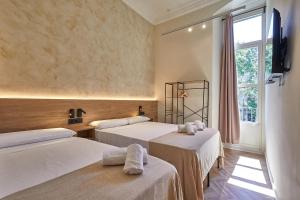 Triple Room with Shower room in Hostal Parisien