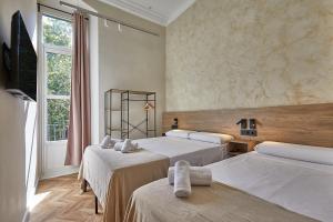 Triple Room with Private Bathroom room in Hostal Parisien