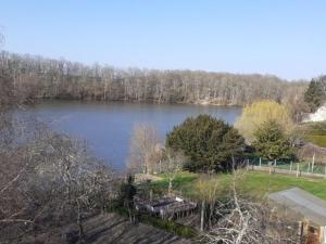 Gîte indépendant avec terrasse et accès direct au lac - FR-1-590-223