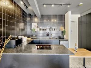 City Bowl Apartment with Rooftop Pool!