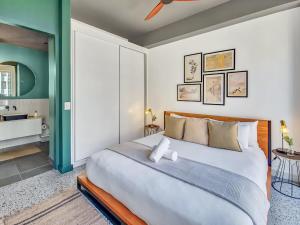 City Bowl Apartment with Rooftop Pool!