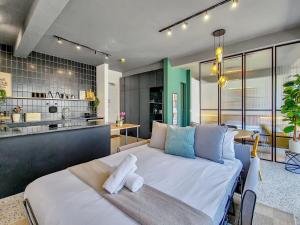 City Bowl Apartment with Rooftop Pool!