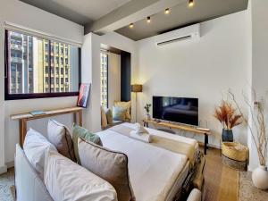 City Bowl Apartment with Rooftop Pool!