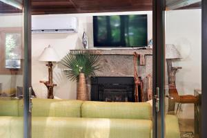 Million Dollar Creekside Treehouse Hottub Rafting Hiking Fishing and Mins to Glenwood and Hotsprings