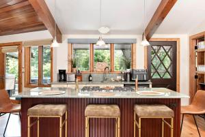 Million Dollar Creekside Treehouse Hottub Rafting Hiking Fishing and Mins to Glenwood and Hotsprings