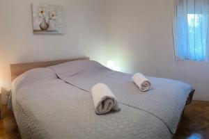 Apartments by the sea Stomorska, Solta - 24449