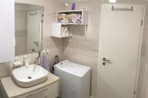 Apartments by the sea Stomorska, Solta - 24449