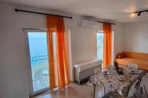 Apartments by the sea Stomorska, Solta - 24449