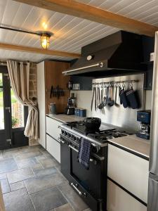 Maisons de vacances Ti an Aod Beachfront Stone Cottage Sleeps 10 OI Collection Rentals : photos des chambres