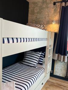 Maisons de vacances Ti an Aod Beachfront Stone Cottage Sleeps 10 OI Collection Rentals : photos des chambres