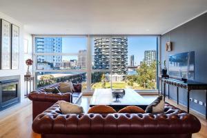 Luxury 4B Docklands Penthouse water city views