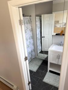 Modern Apartment 3BR 1BD West New York 15 minutes to NYC