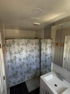 Modern Apartment 3BR 1BD West New York 15 minutes to NYC