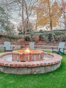 48" Gas Firepit - Historic DT - Late Summer Specials - Steps to Riverwalk