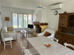 Maisons de vacances Maison avec Jardin pres du Lac de Gastes - 6 pers, Menage inclus, Ideale Familles - FR-1-319-407 : photos des chambres