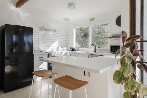 Bayview Cottage - Serene Escape between Beach & Bay