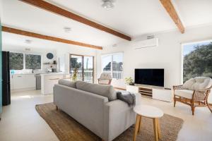 Bayview Cottage - Serene Escape between Beach & Bay