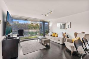 Stylish 2BR Finger Wharf Getaway