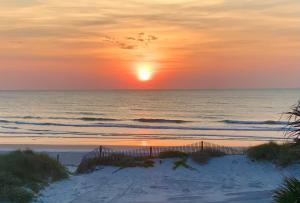 The Village breeze - 2 units, 4BR, 4Bath, Pool, Beach- Siesta Village Living!