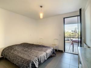 Appartement F2 avec Terrasse, Piscine Commune, Proche Plage - FR-1-715-106