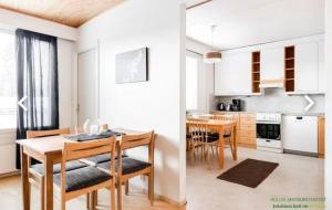 Suuri huoneisto puusaunalla