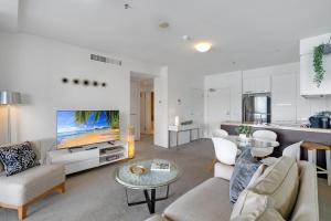 Belle Escapes 25 Harbour Lights with Magical Water Views