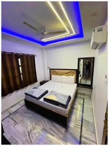 HOTEL Nandini Varanasi! Near Kashi Vishwanath Temple - Air Conditioned Rooms With free Wi-fi - Free Parking Available