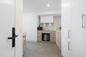 Bright 1-Bedroom Escape with Private BBQ