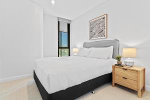 Stylish 2-Bed Unit with Views & Rooftop Access