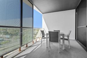 Stylish 2-Bed Unit with Views & Rooftop Access