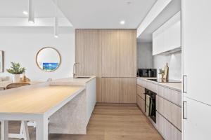 Stylish 2-Bed Unit with Views & Rooftop Access