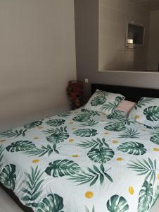 Maisons de vacances Familly 3 se trouve a 10 min du circuit des 24 h du mans 1 H 30 du peage saint Arnoult 15 min du pole europeen du cheval a savignee l'eveque : Maison 7 Chambres