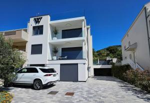 Komarna Coastal Retreat With Sea Views