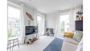 Sleek & Spacious 2BD Flat - Clapham