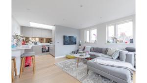 Sleek & Spacious 2BD Flat - Clapham