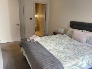 Modern Ensuite Bedroom