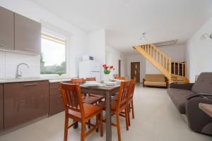 Spacious House with Parking & Garden by Noclegi Renters