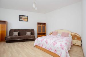 Spacious House with Parking & Garden by Noclegi Renters