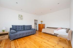 Spacious House with Parking & Garden by Noclegi Renters