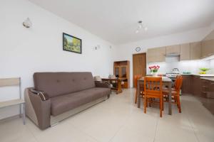 Spacious House with Parking & Garden by Noclegi Renters