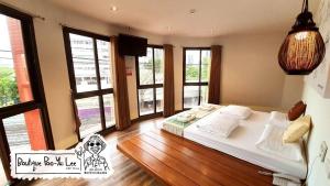 Boutique Poo-Yai Lee