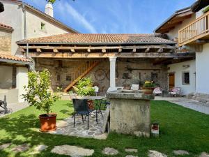 Vila Kobdilj 1835 Historic Homestead with Shared Courtyard