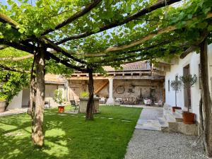 Vila Kobdilj 1835 Historic Homestead with Shared Courtyard 